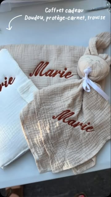 Coffret cadeau personnalisé publié par Tess Broderie Création le 14 août 2026